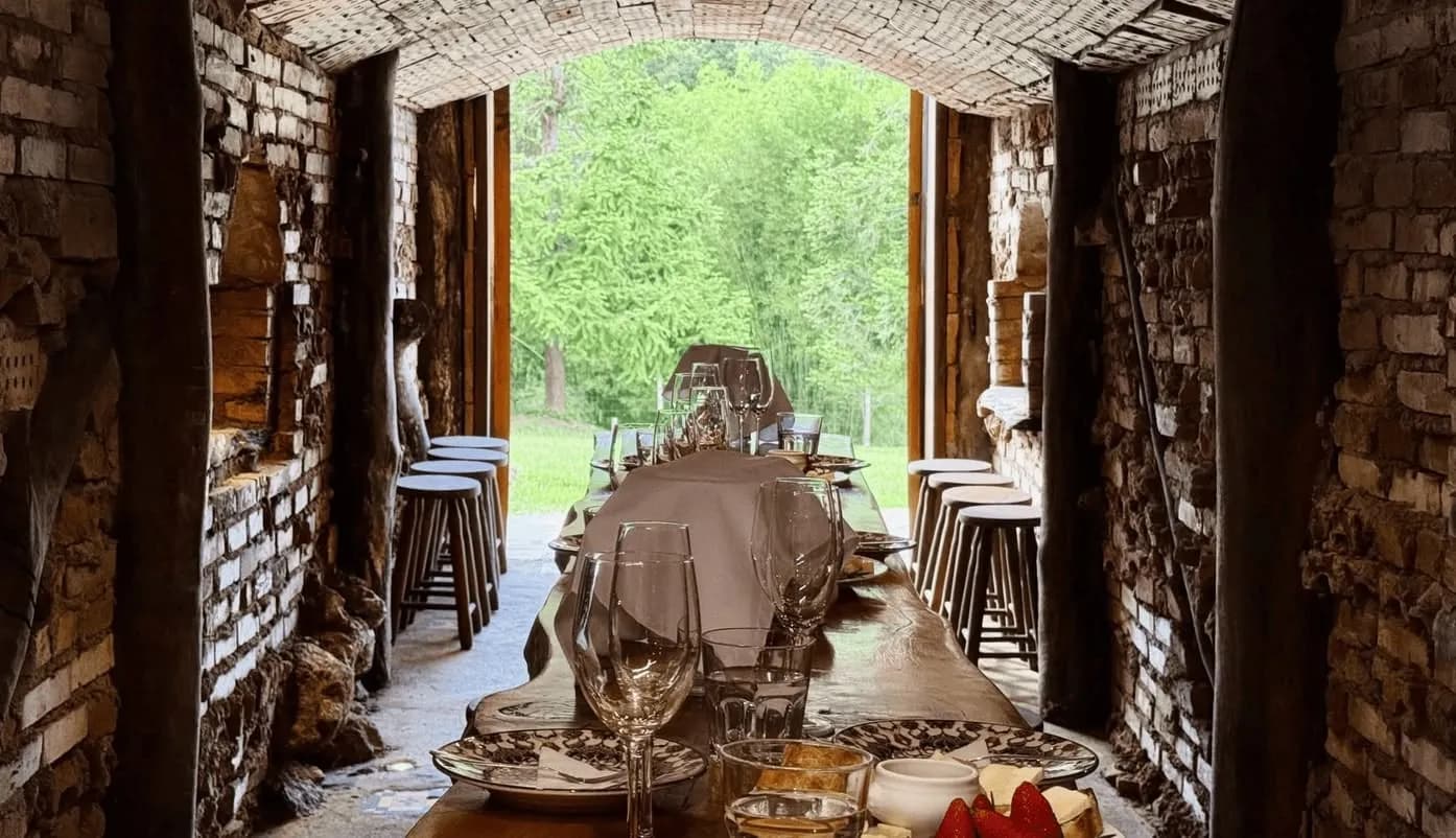 Interior da adega escavada na montanha — Adega do Leão