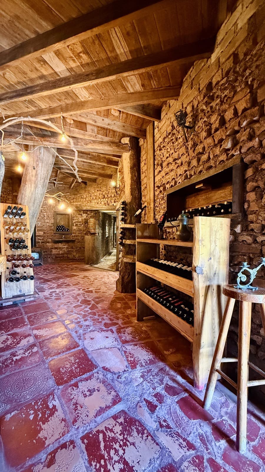 Interior da adega escavada na montanha, à meia-luz